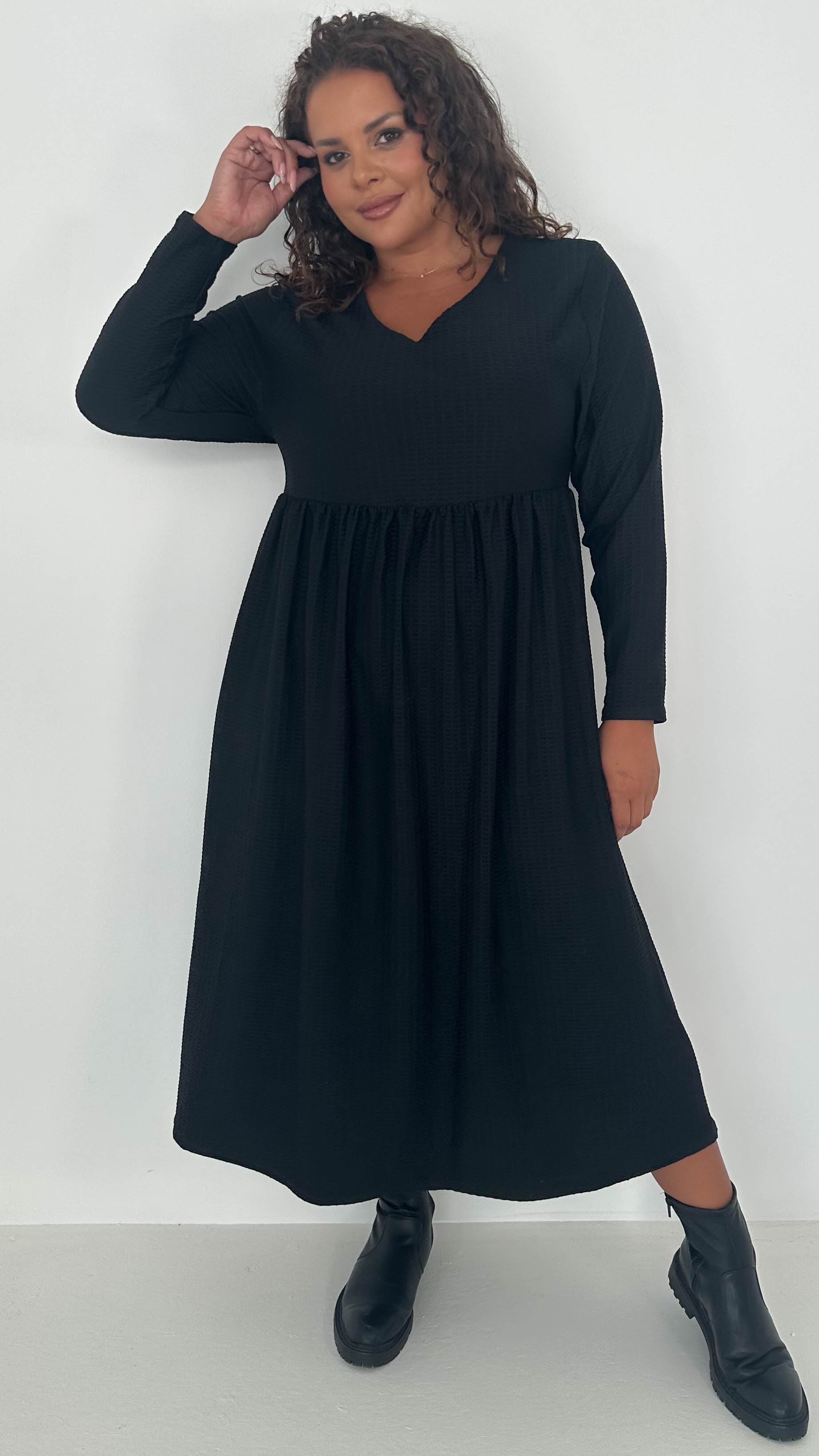 CurveWow Textured V Neck Long Sleeve Midi Dress Black