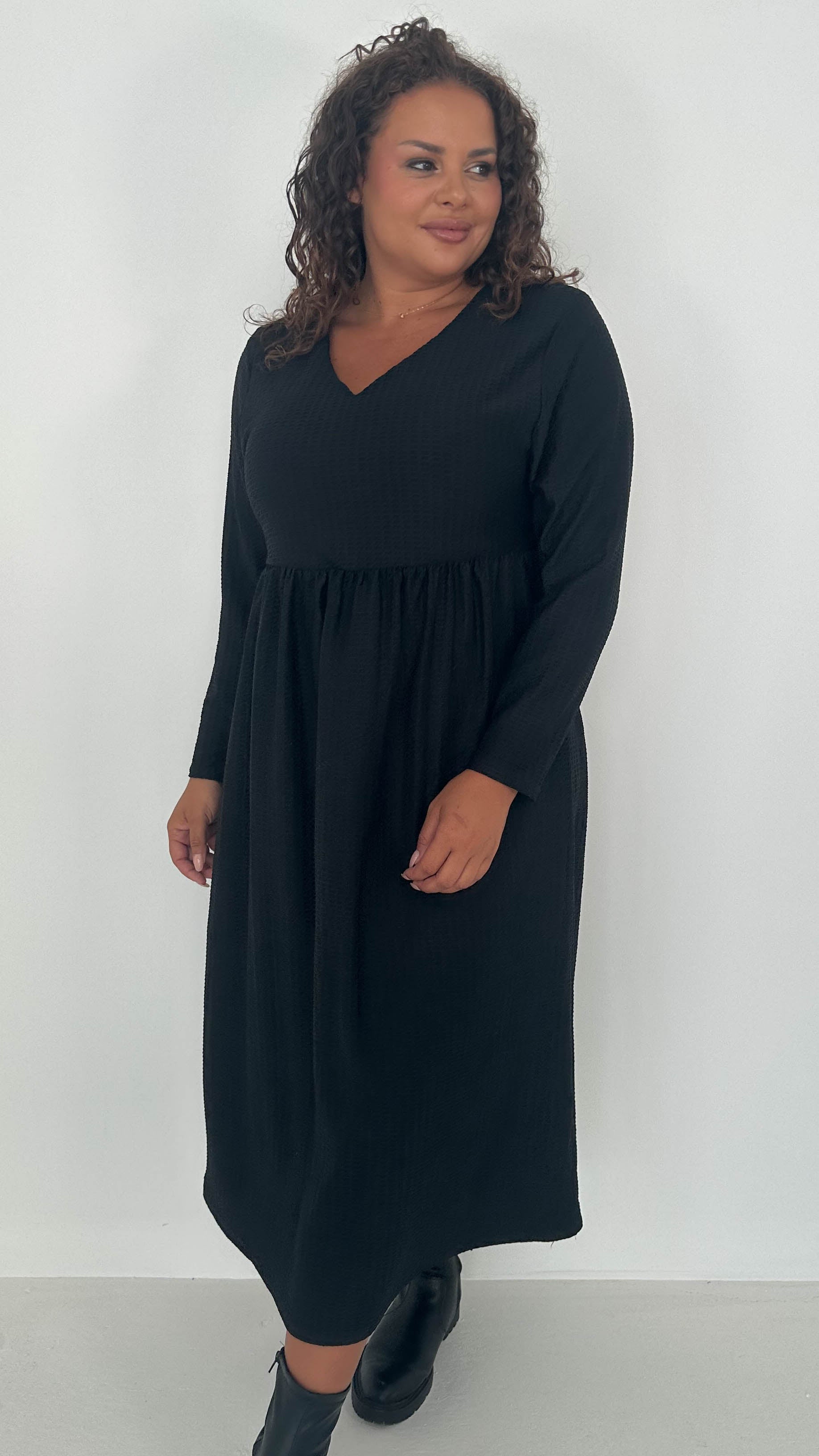 CurveWow Textured V Neck Long Sleeve Midi Dress Black