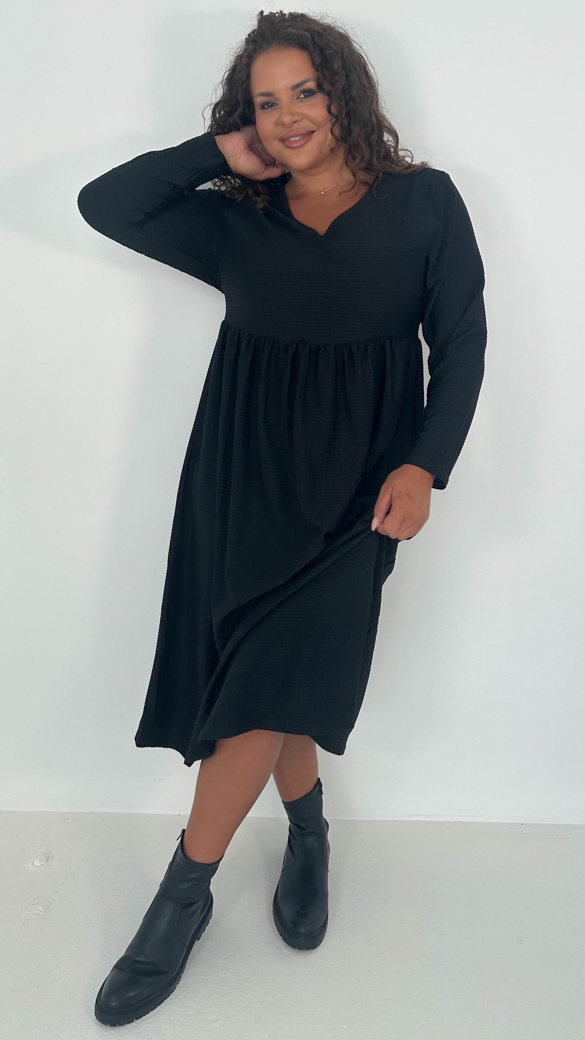 CurveWow Textured V Neck Long Sleeve Midi Dress Black