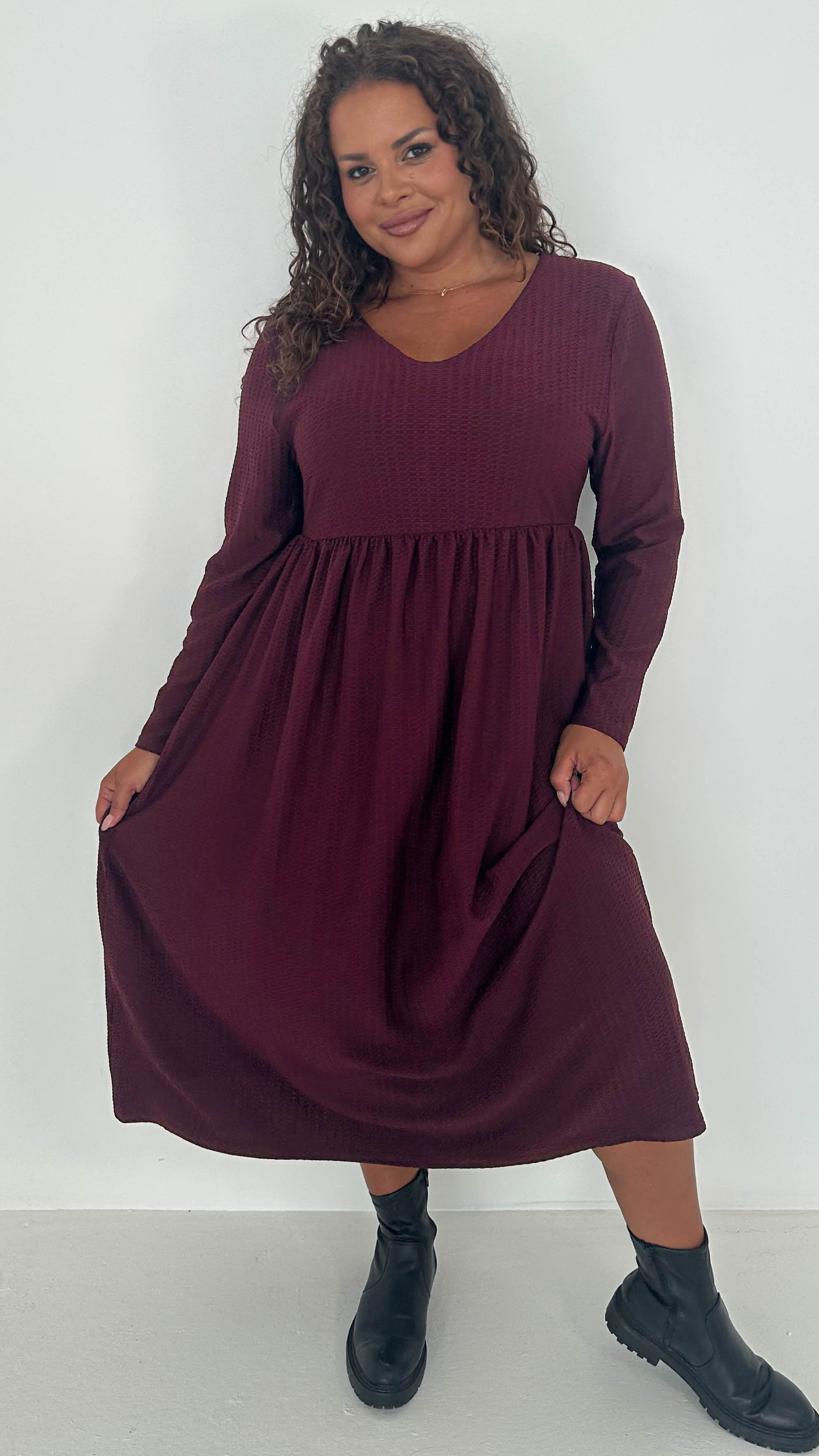 CurveWow Textured V Neck Long Sleeve Midi Dress Wine