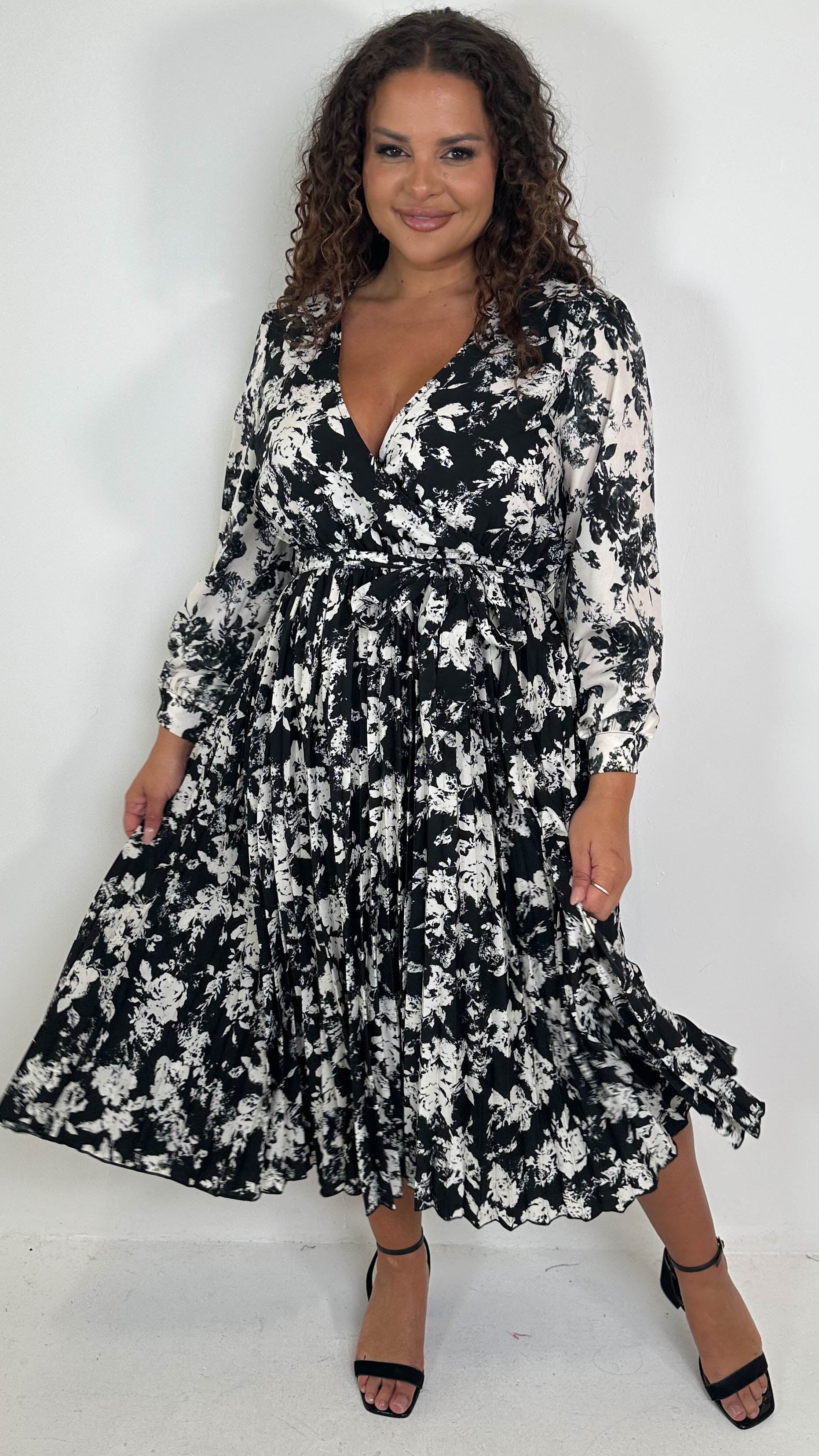 CurveWow Long Sleeve Floral Printed Pleated Midi Dress Black/Ivory