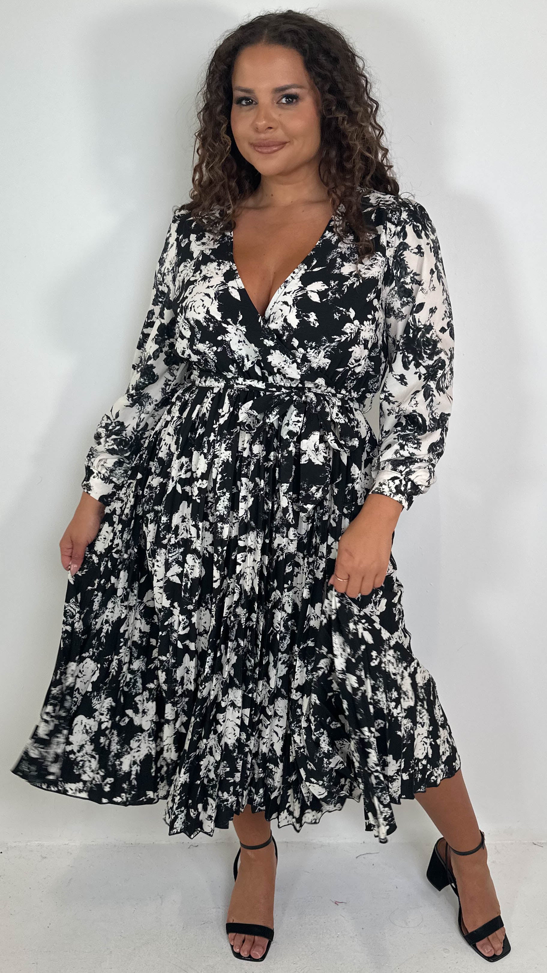 CurveWow Long Sleeve Floral Printed Pleated Midi Dress Black/Ivory