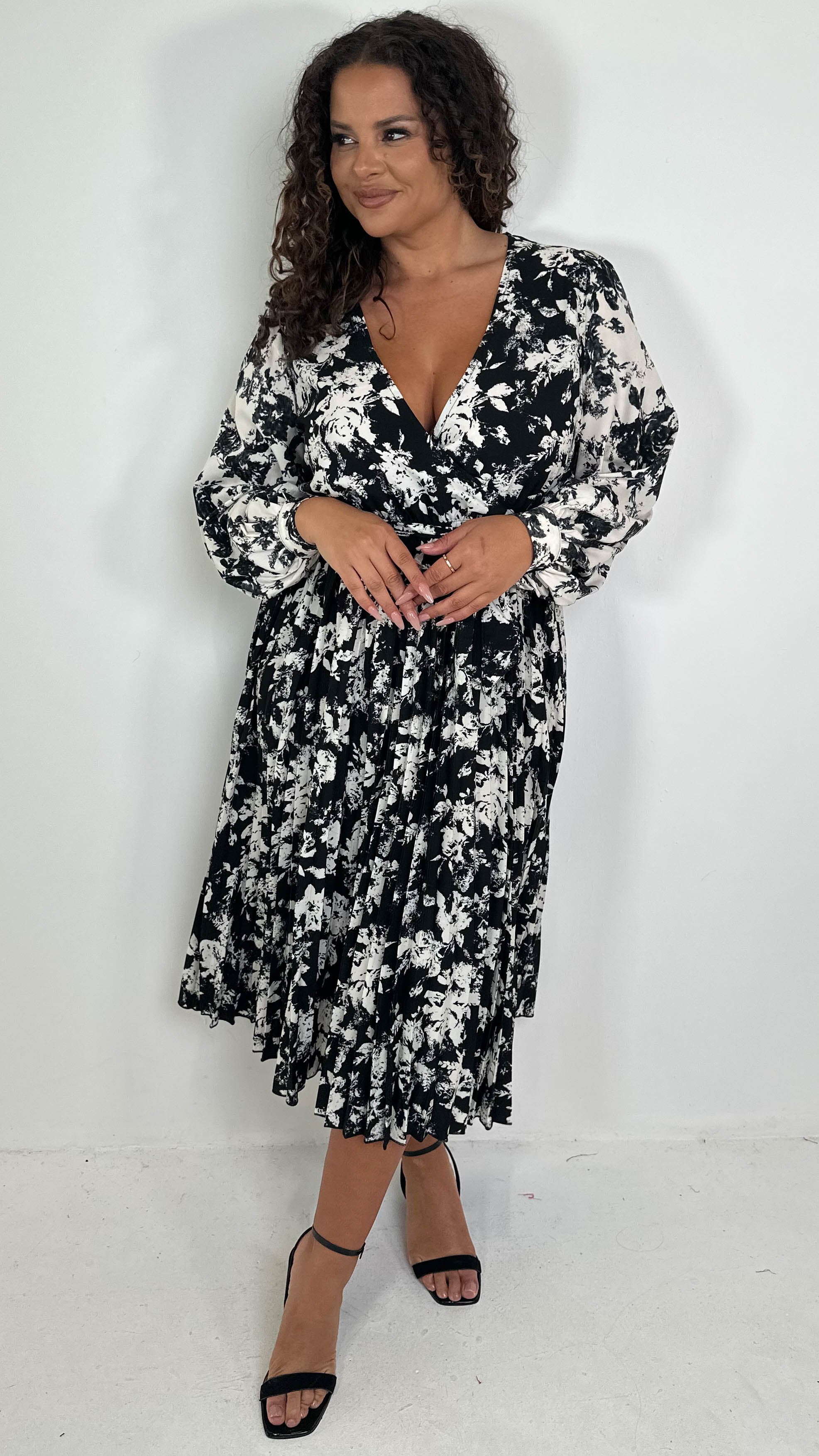 CurveWow Long Sleeve Floral Printed Pleated Midi Dress Black/Ivory