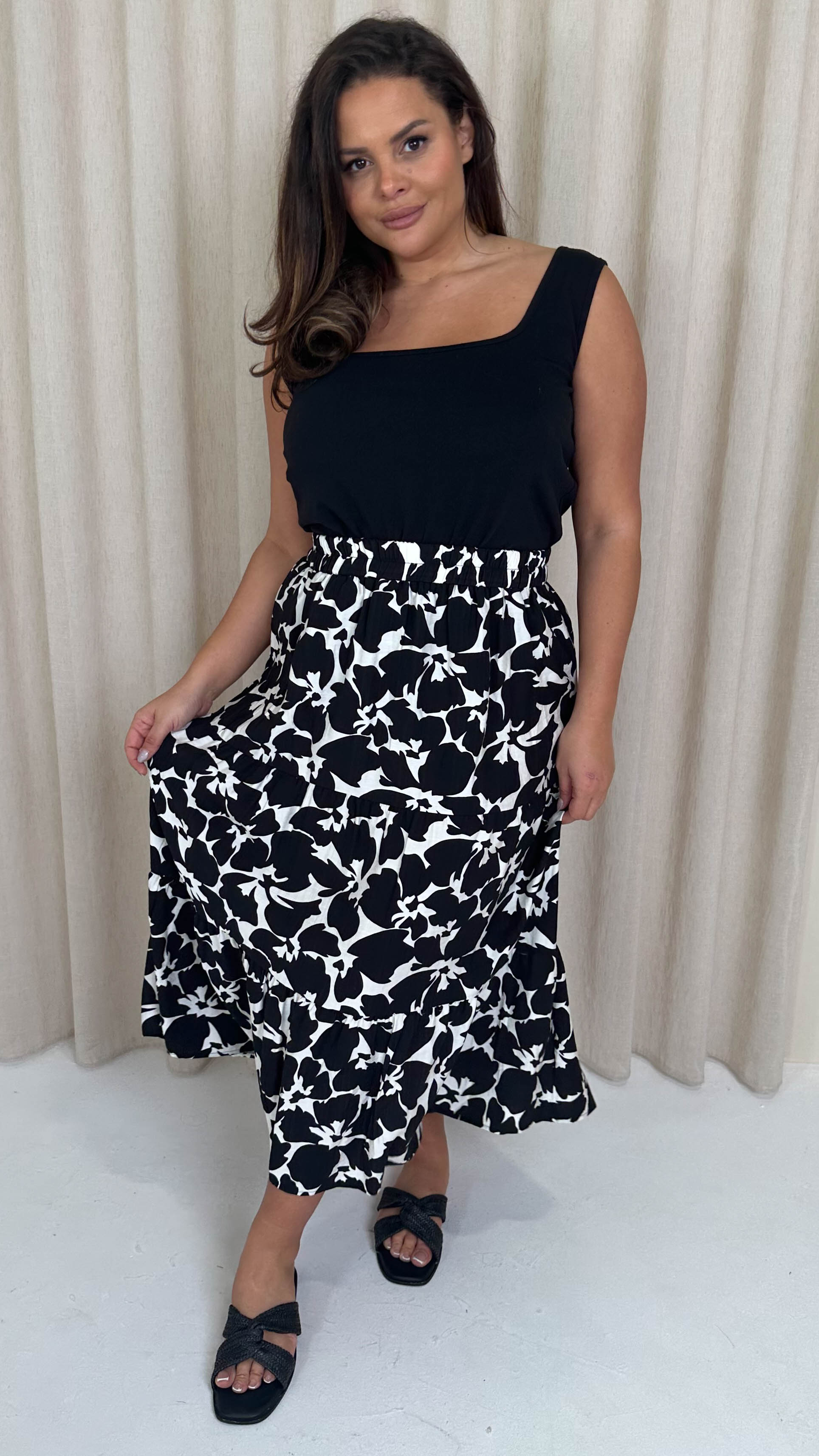CurveWow Elasticated Waist Tiered Maxi Skirt Black Floral