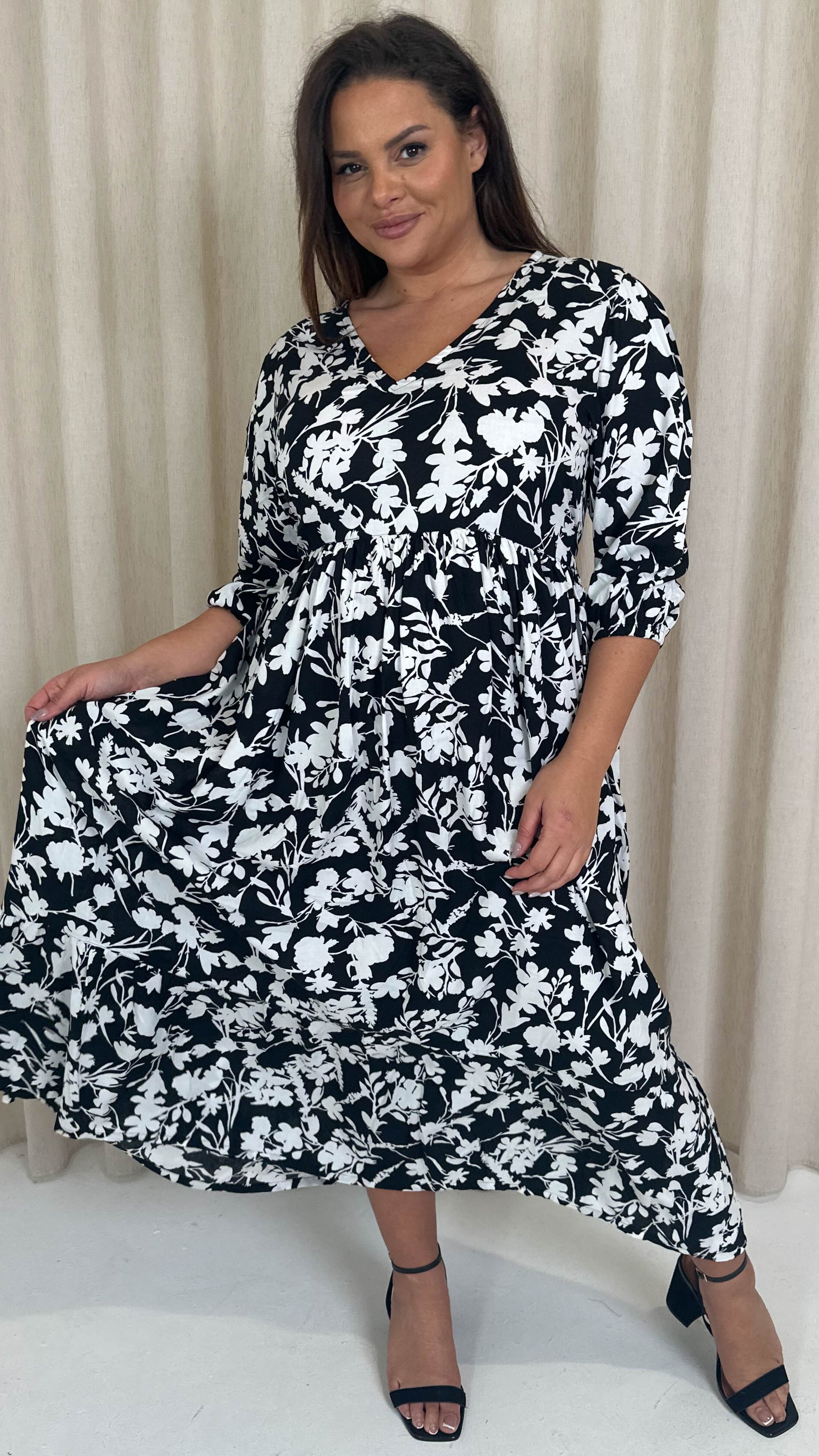 CurveWow Tiered Vneck Balloon Sleeve Maxi Dress Black Floral Curvewow CurveWow Tiered Vneck Balloon Sleeve Maxi Dress Black Floral Curvewow