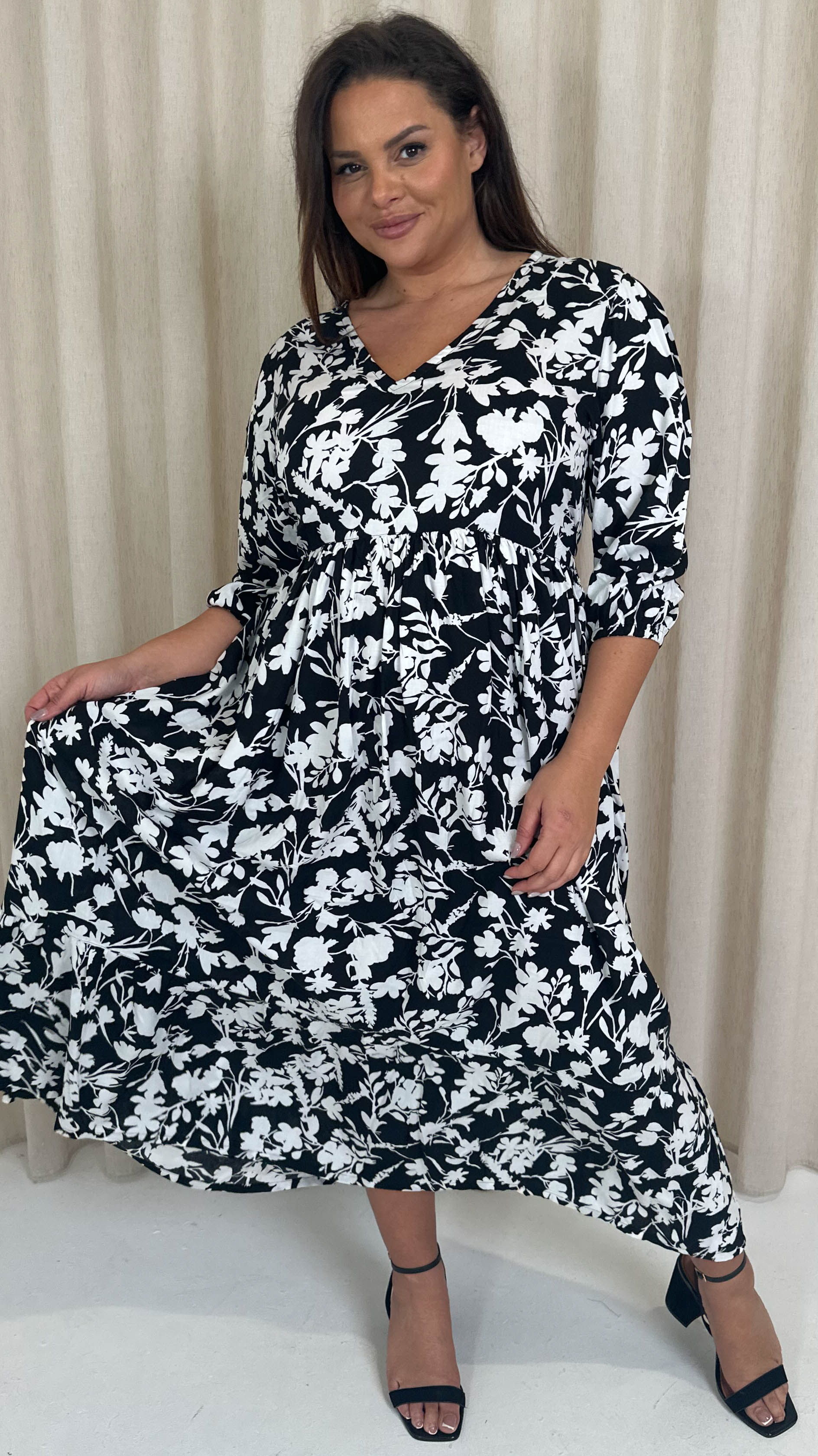 CurveWow Tiered Vneck Balloon Sleeve Maxi Dress Black Floral Curvewow CurveWow Tiered Vneck Balloon Sleeve Maxi Dress Black Floral Curvewow