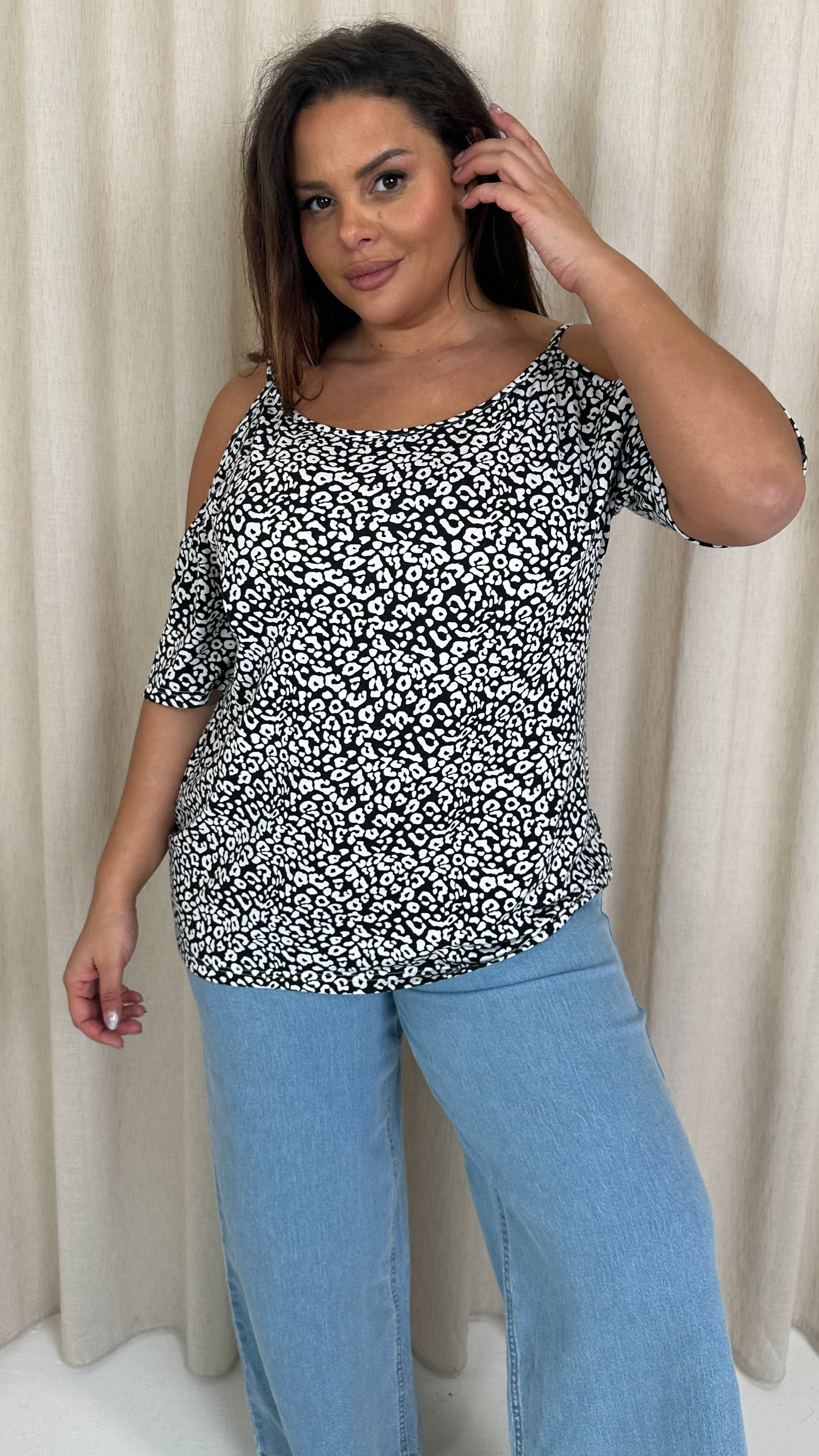 CurveWow Printed Cold Shoulder Top Mono Animal
