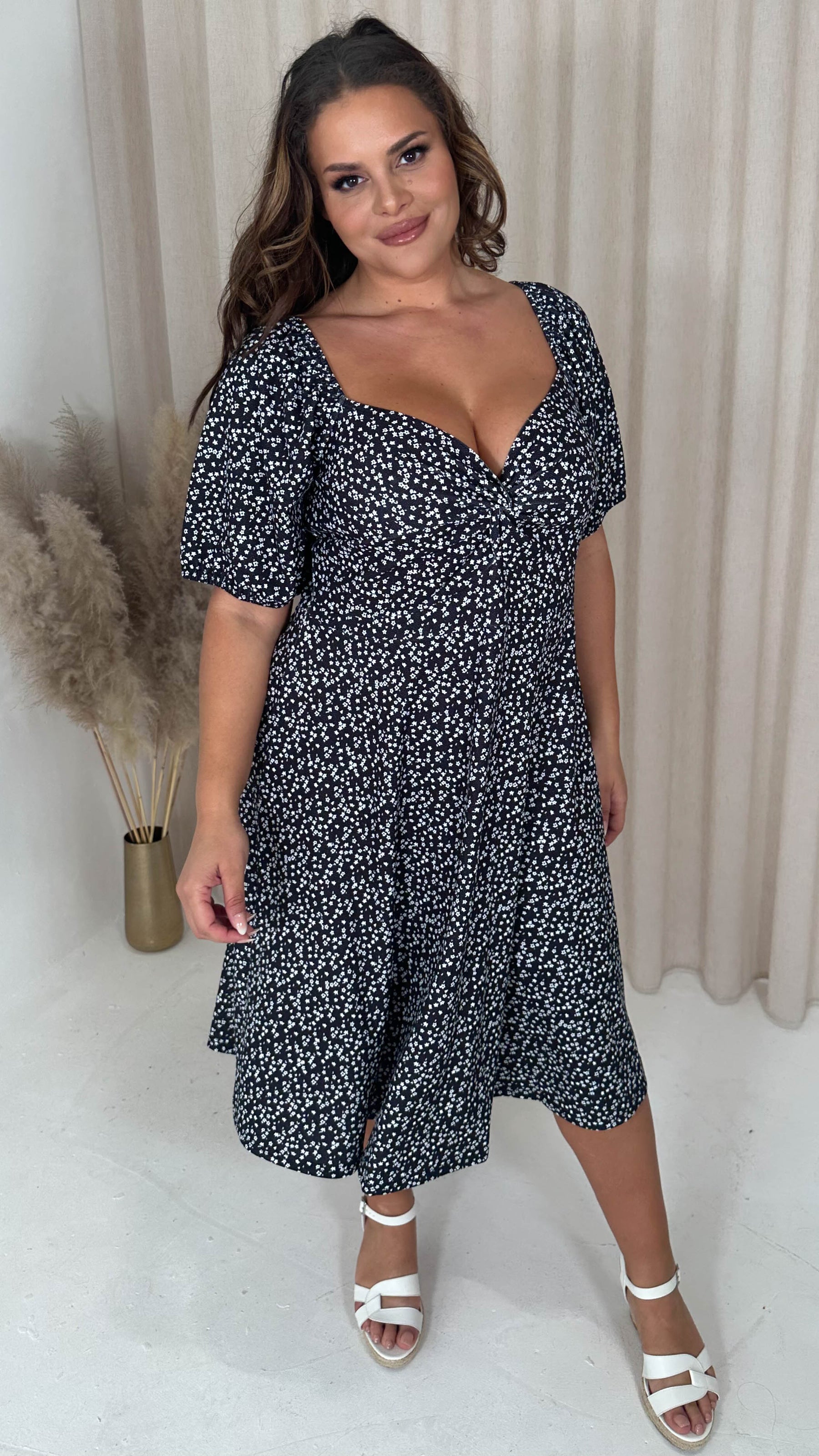 CurveWow Knot Front Milkmaid Skater Dress Mono Ditsy – Curvewow