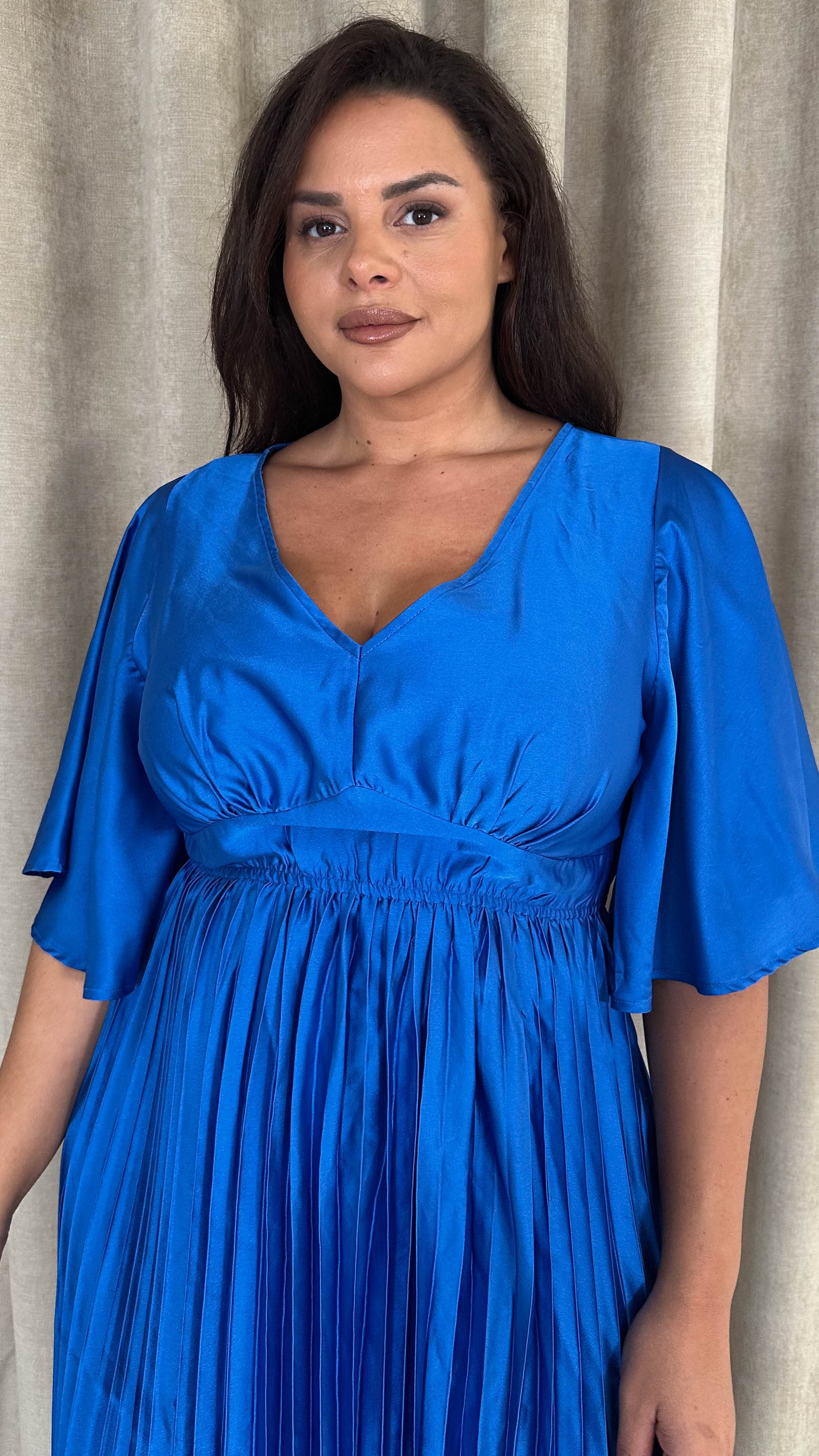 CurveWow 3/4 Sleeve Satin V Neck Pleated Midi Dress Blue Curvewow CurveWow 3/4 Sleeve Satin V Neck Pleated Midi Dress Blue Curvewow