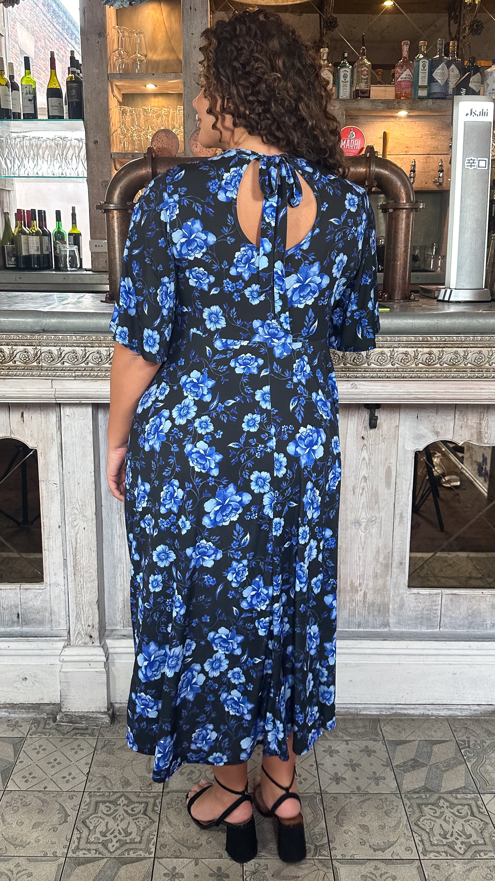 CurveWow Keyhole Front Printed Midi Dress Blue Floral Curvewow CurveWow Keyhole Front Printed Midi Dress Blue Floral Curvewow