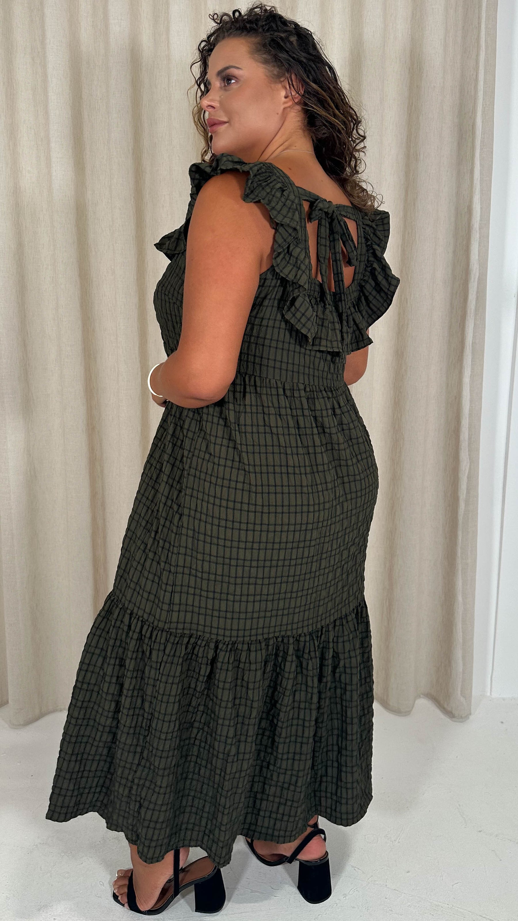Tie Back Seersucker Square Neck Maxi Dress Khaki/Black Curvewow Tie Back Seersucker Square Neck Maxi Dress Khaki/Black Curvewow