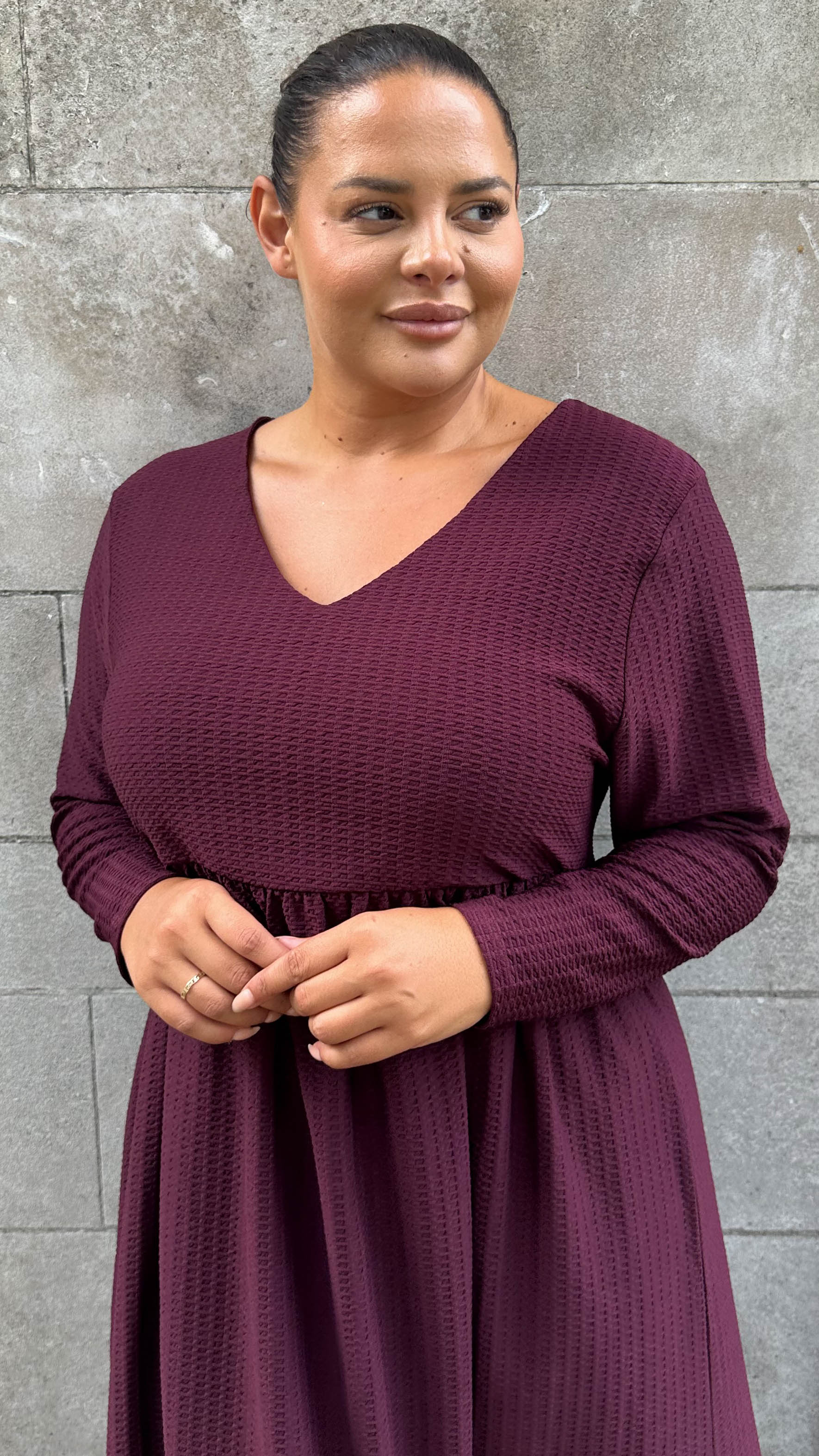 CurveWow Textured V Neck Long Sleeve Midi Dress Wine