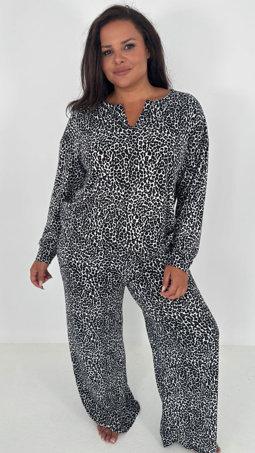 CurveWow Notch Neck Pyjama Set Animal Print