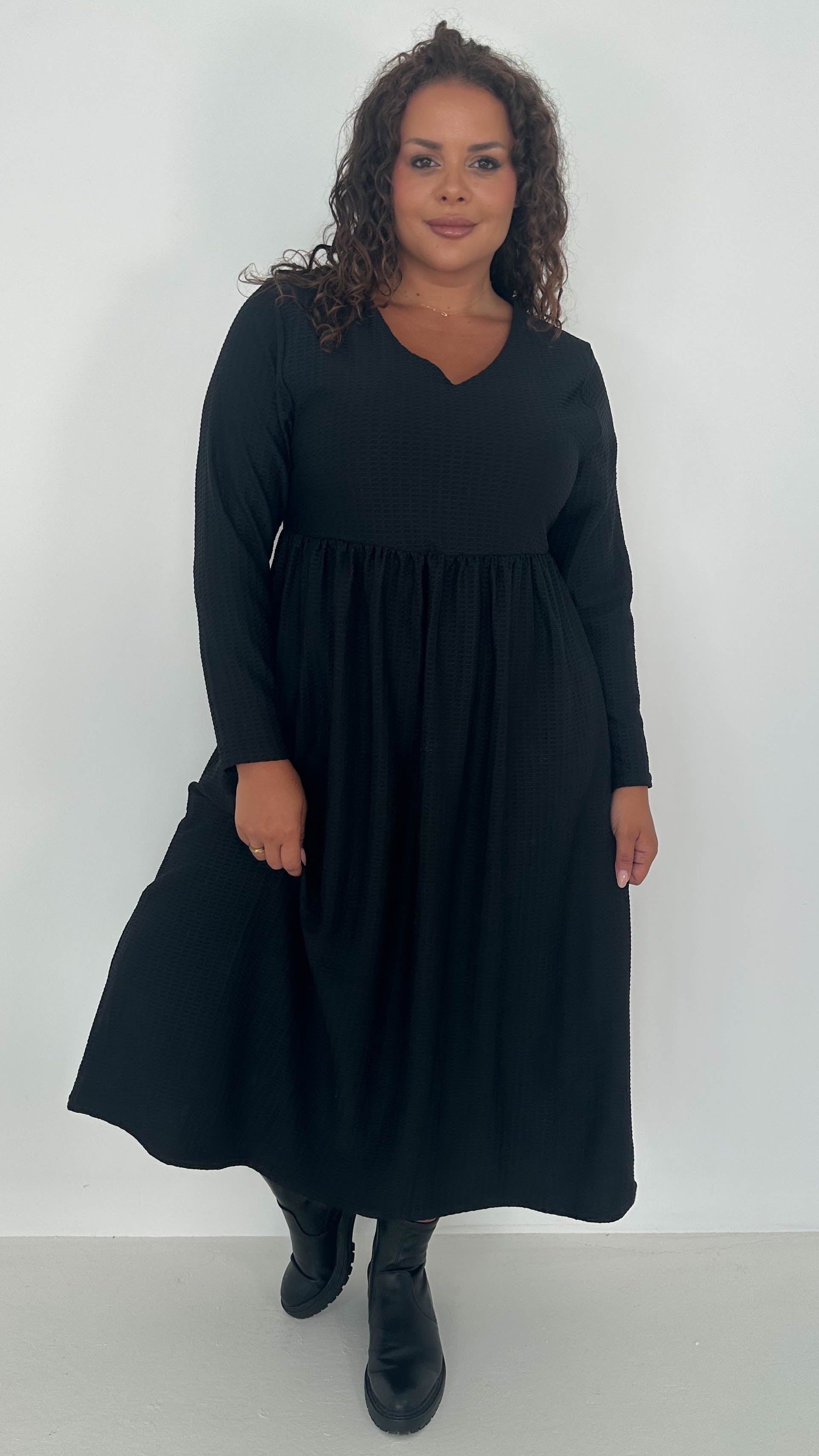 CurveWow Textured V Neck Long Sleeve Midi Dress Black