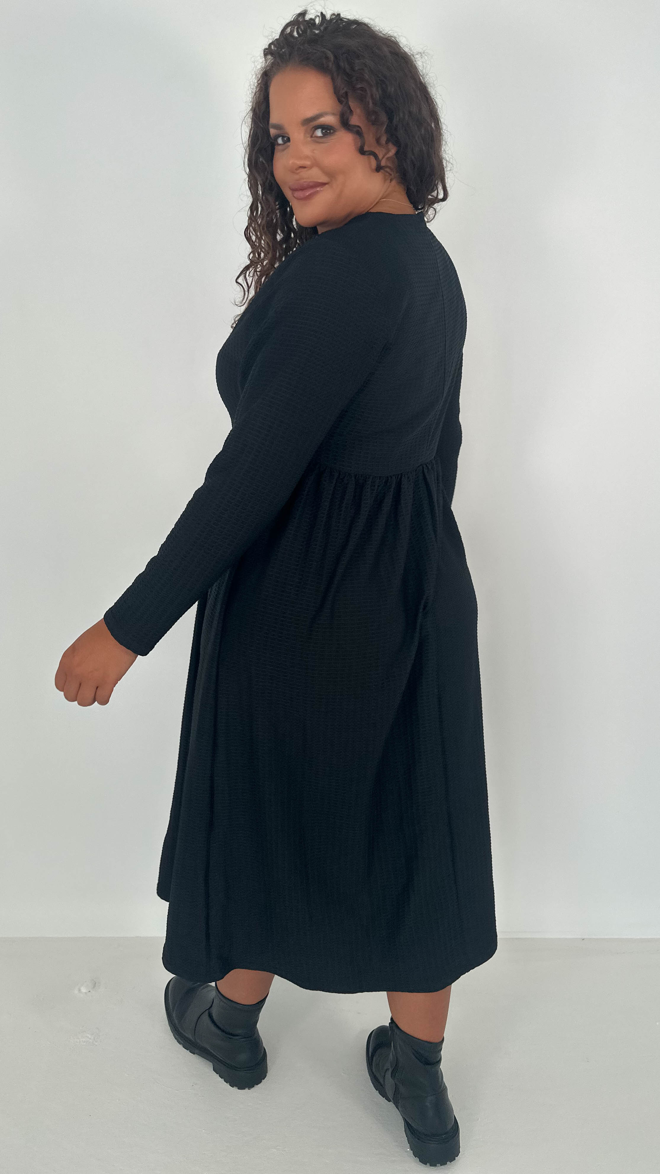 CurveWow Textured V Neck Long Sleeve Midi Dress Black