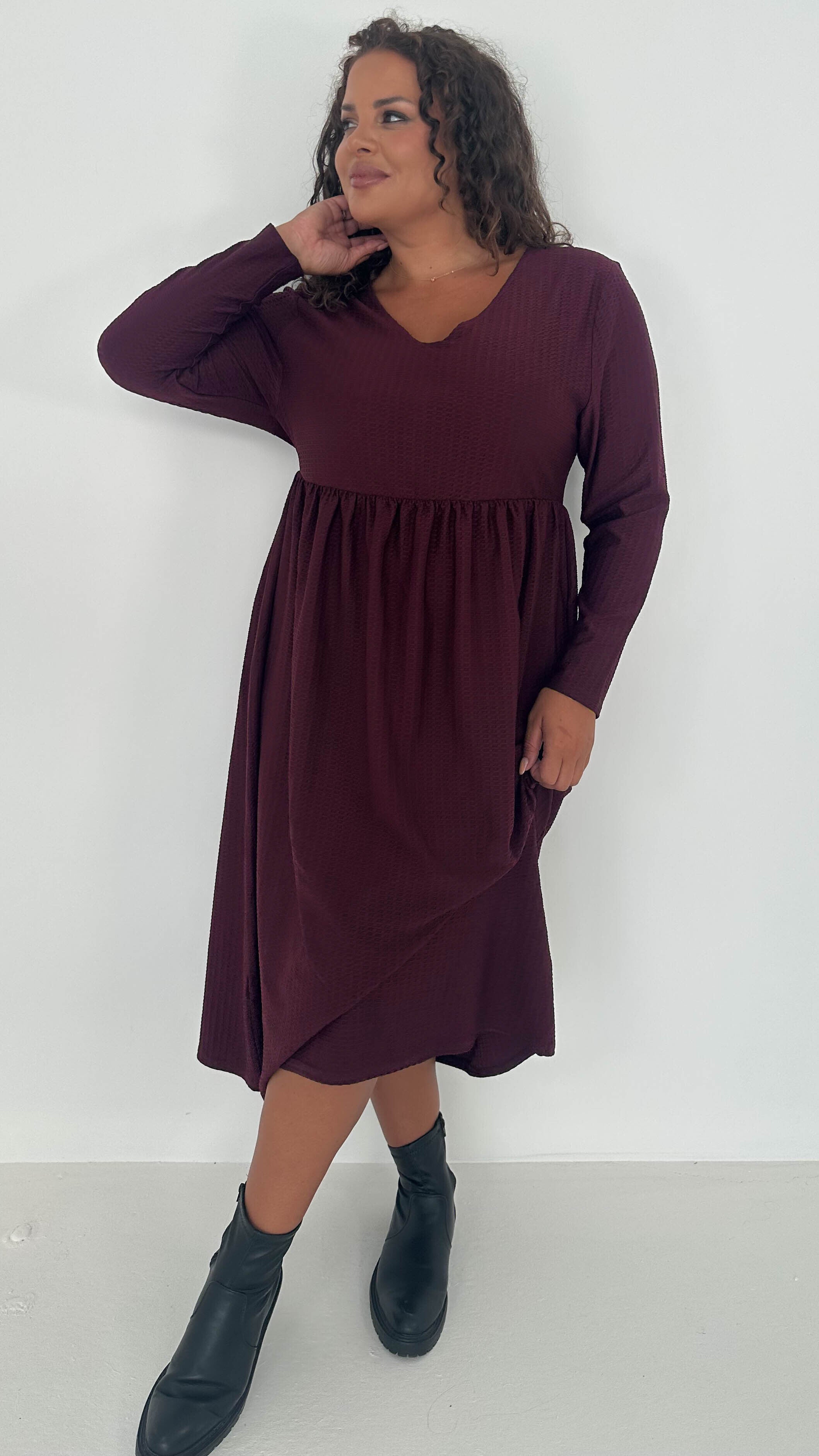 CurveWow Textured V Neck Long Sleeve Midi Dress Wine