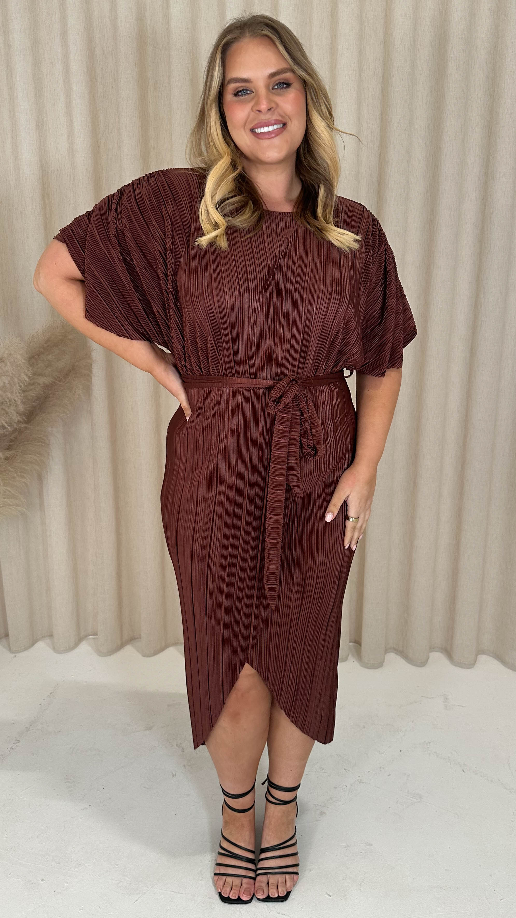 CurveWow Plisse Batwing Wrap Midi Dress Chocolate Brown Curvewow CurveWow Plisse Batwing Wrap Midi Dress Chocolate Brown Curvewow