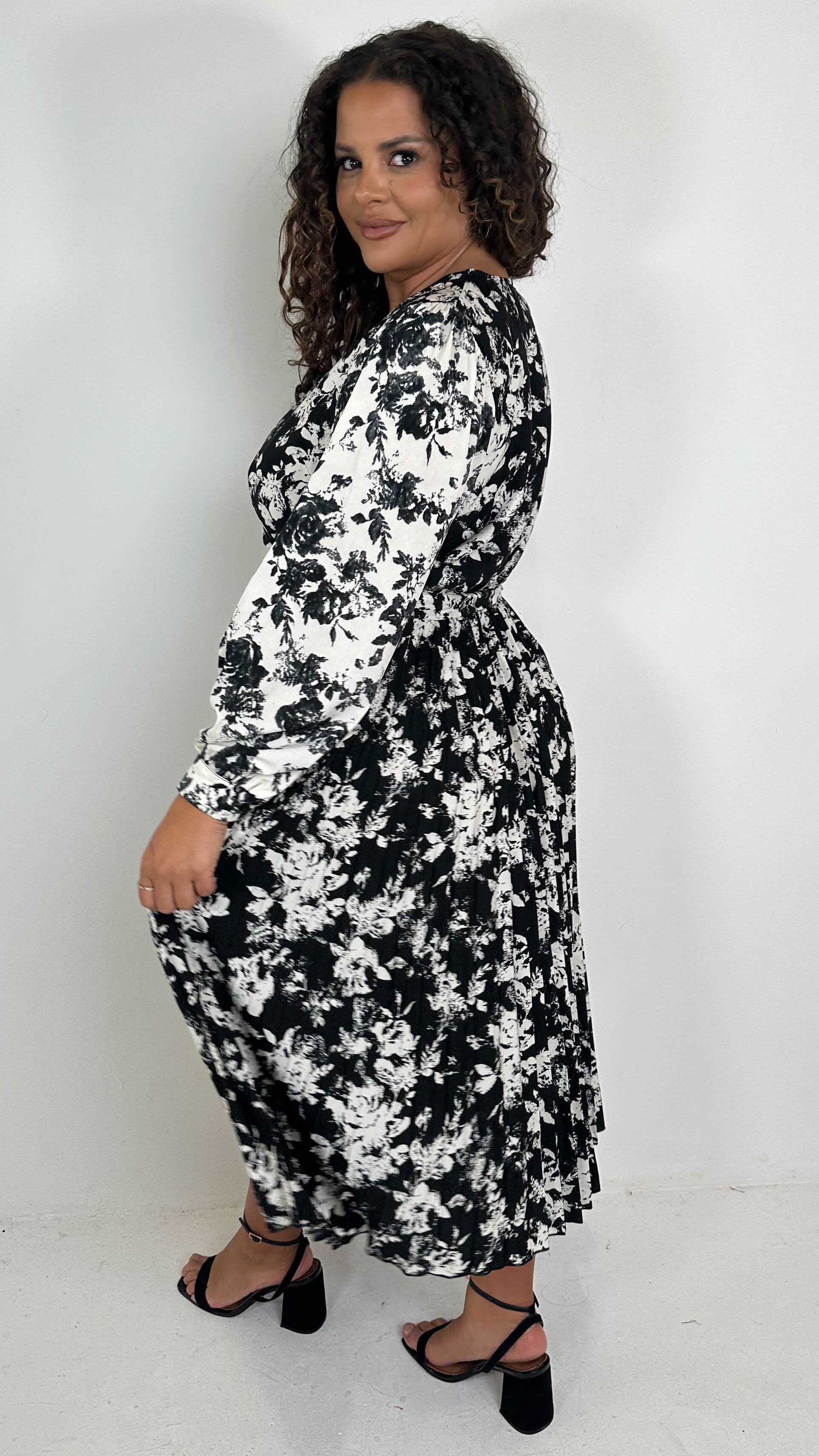 CurveWow Long Sleeve Floral Printed Pleated Midi Dress Black/Ivory