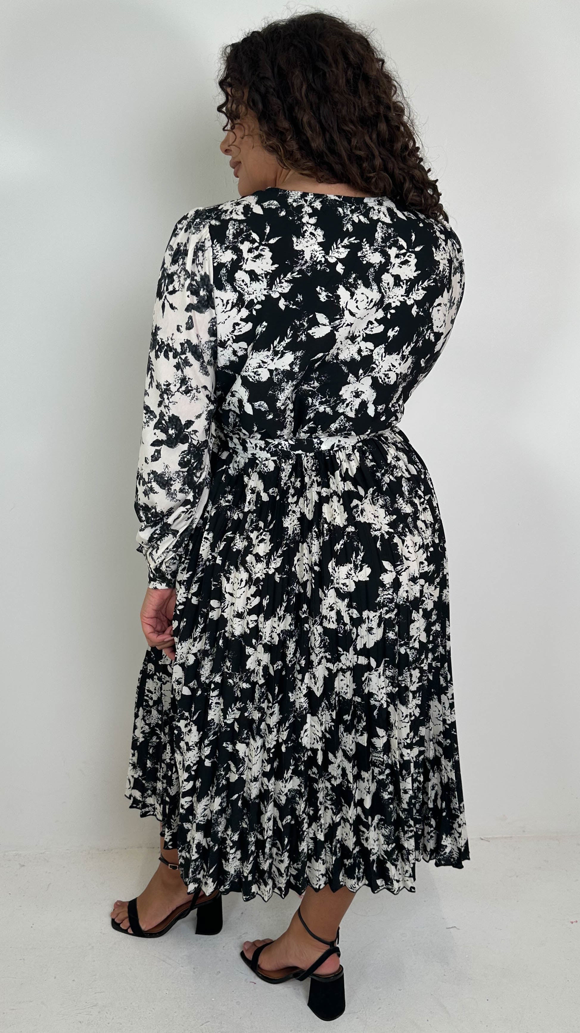 CurveWow Long Sleeve Floral Printed Pleated Midi Dress Black/Ivory