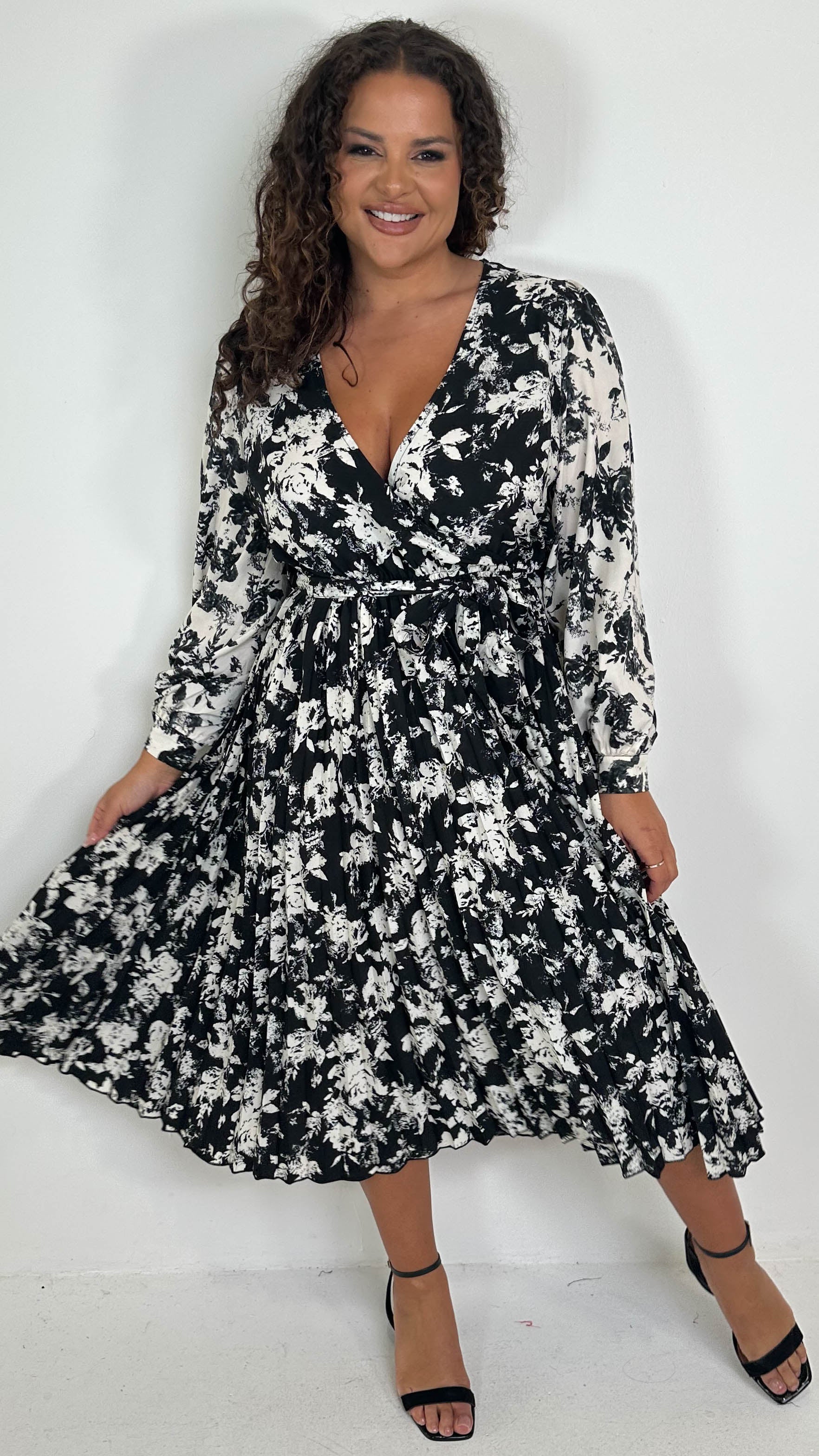 CurveWow Long Sleeve Floral Printed Pleated Midi Dress Black/Ivory