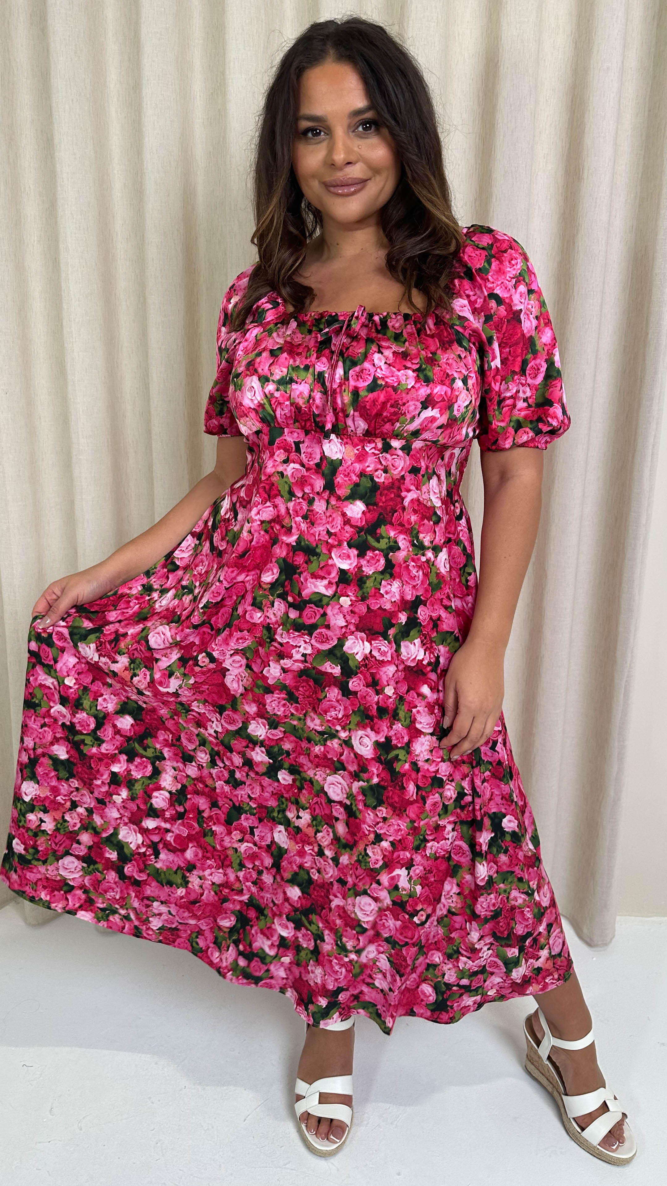 red floral milkmaid dress Vestido de lechera floral con cordn delantero con fruncido bajo con abertura