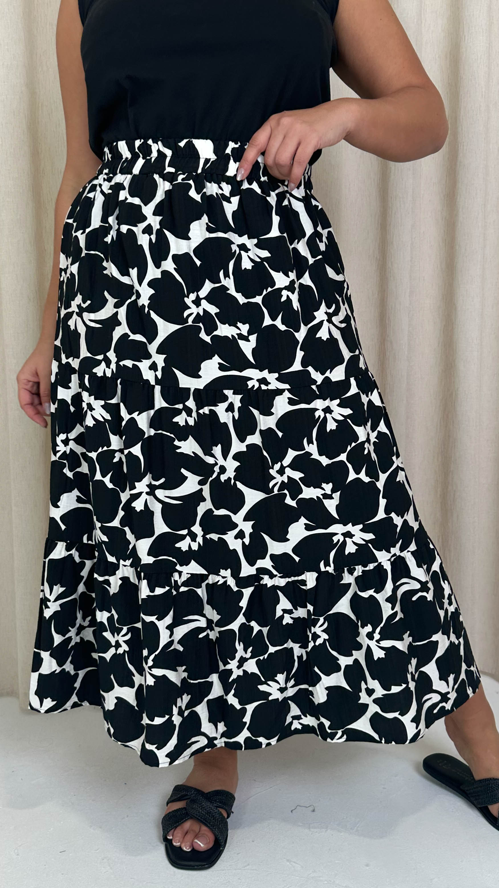 CurveWow Elasticated Waist Tiered Maxi Skirt Black Floral