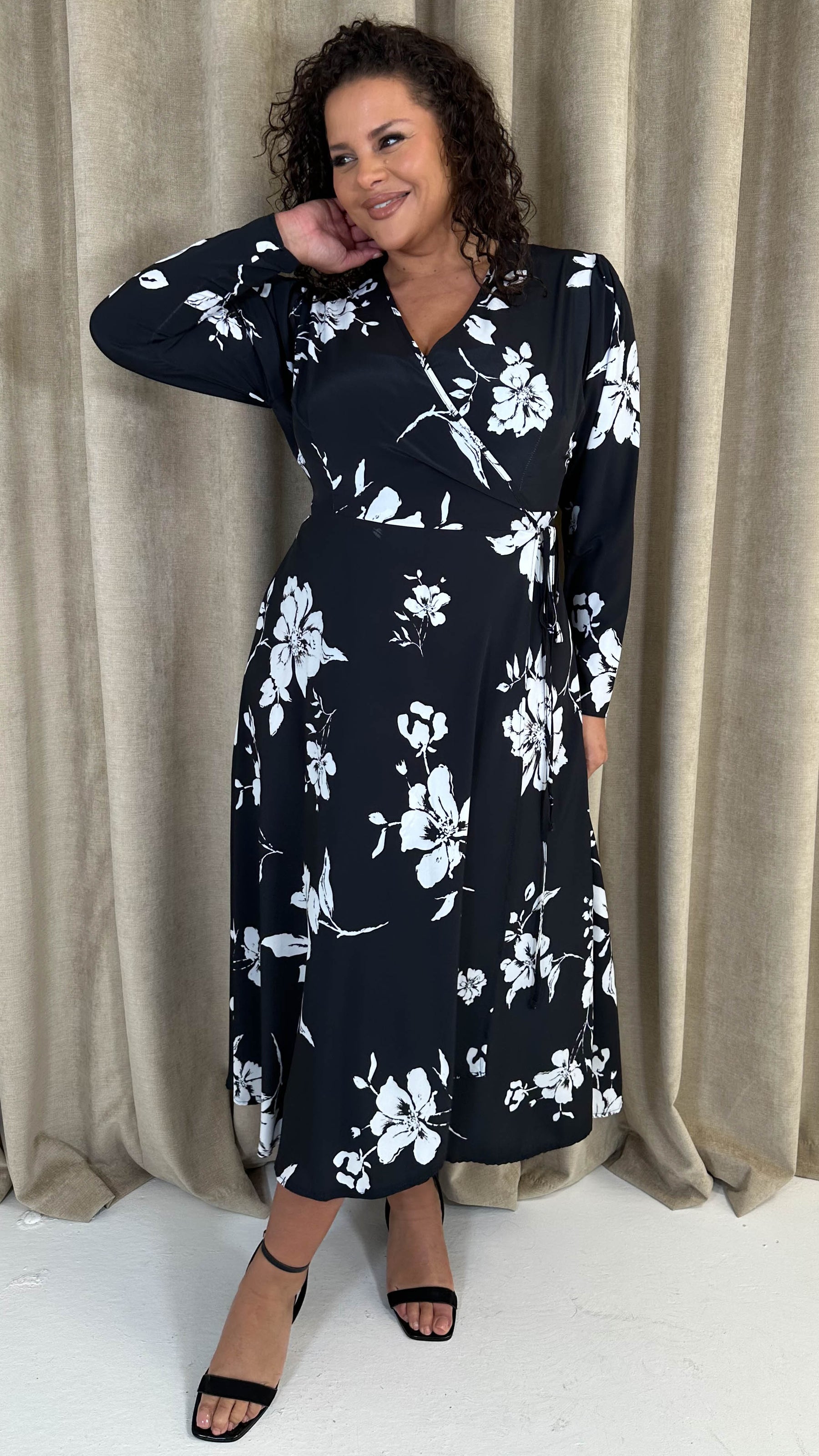 CurveWow Long Sleeve Wrap Dress Black/White Floral Curvewow CurveWow Long Sleeve Wrap Dress Black/White Floral Curvewow