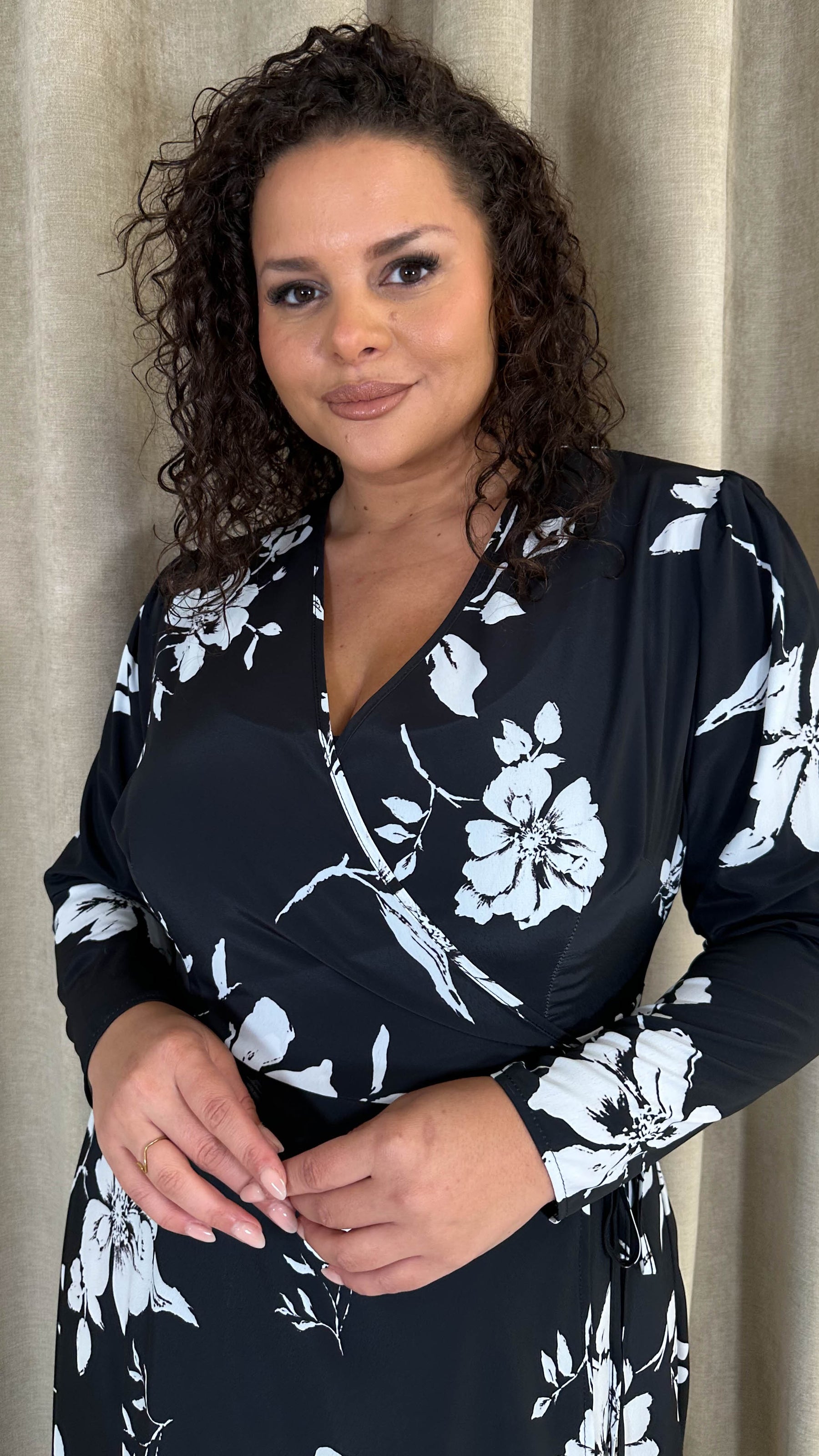 CurveWow Long Sleeve Wrap Dress Black/White Floral Curvewow CurveWow Long Sleeve Wrap Dress Black/White Floral Curvewow