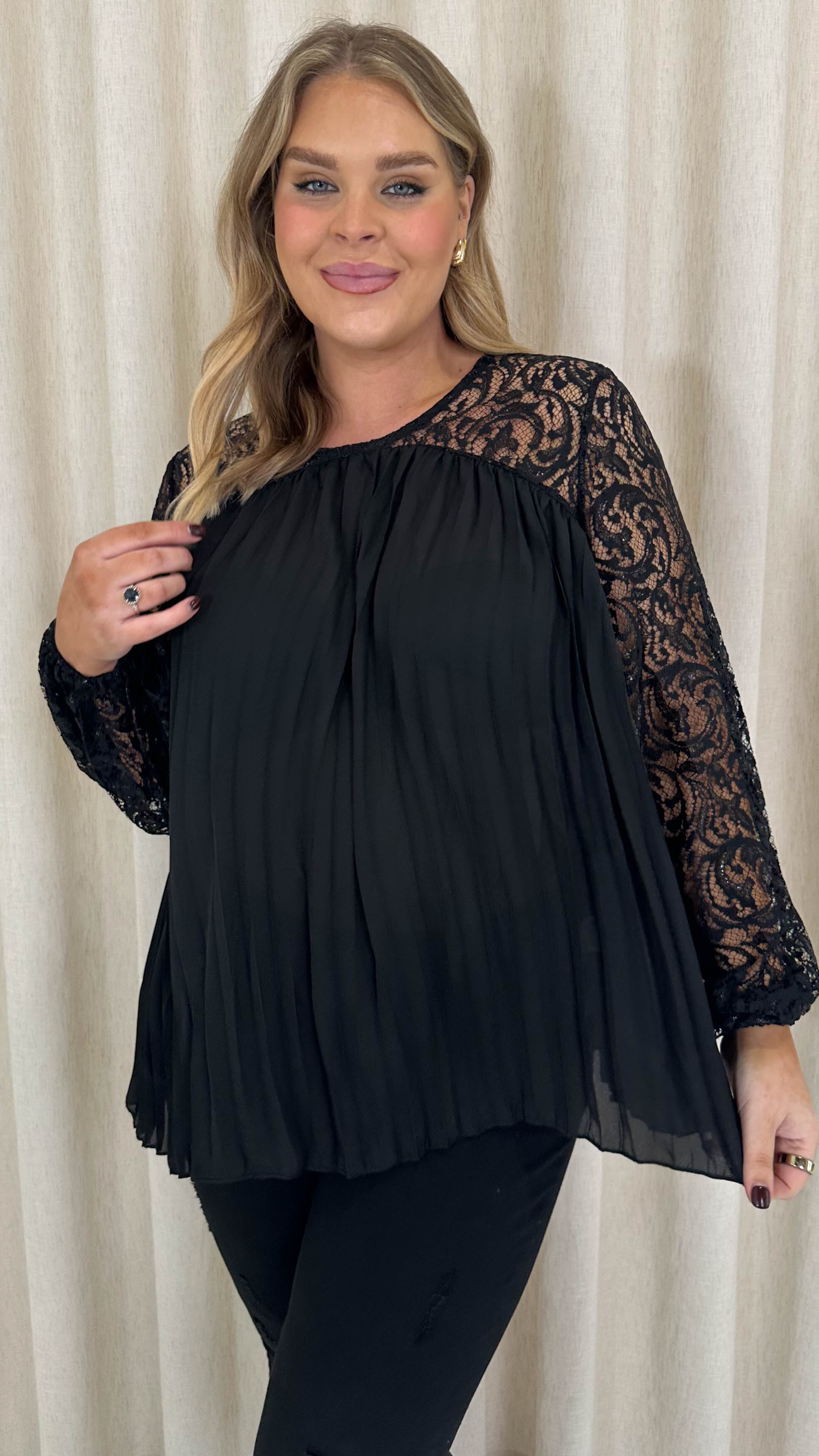 CurveWow Crochet Lace Pleated Swing Top Black