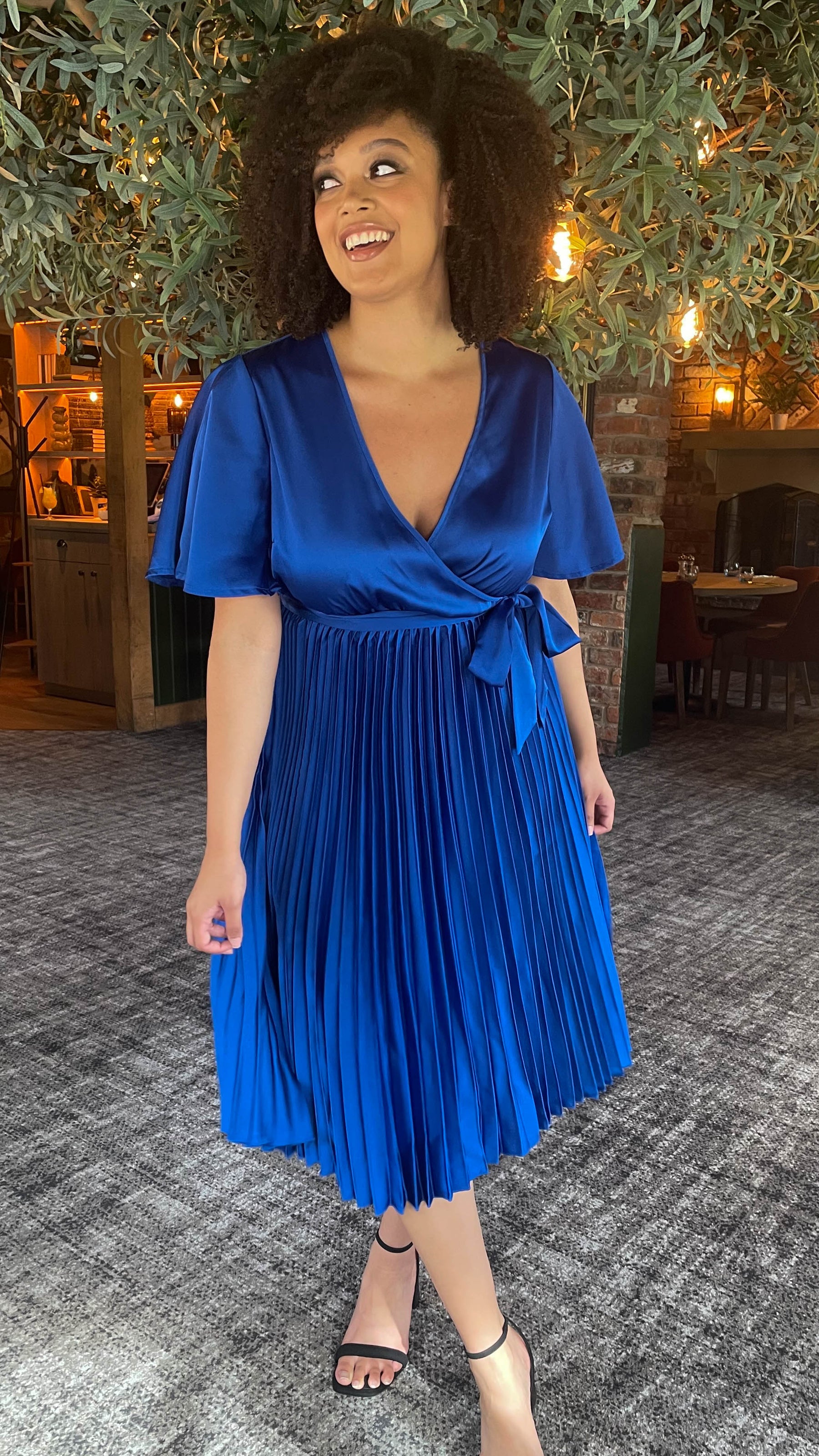 CurveWow Short Sleeve Pleated Wrap Dress Royal Blue – Curvewow CurveWow Short Sleeve Pleated Wrap Dress Royal Blue – Curvewow